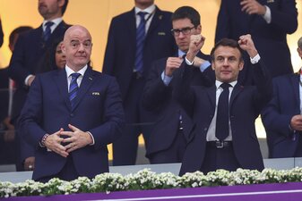Mächtiger Männer: Frankreichs Staatspräsident Emmanuel Macron (r) und FIFA-Boss Gianni Infantino.. Mächtiger Männer: Frankreichs Staatspräsident Emmanuel Macron (r) und FIFA-Boss Gianni Infantino..