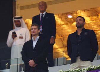 Der frühere Bundesligaspieler Kevin Kurányi (r) hat sich bei einem Legenden-Spiel in Katar am Knie verletzt. Der frühere Bundesligaspieler Kevin Kurányi (r) hat sich bei einem Legenden-Spiel in Katar am Knie verletzt.