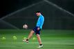 Der argentinische Trainer Lionel Scaloni hält im Training einen Ball hoch.