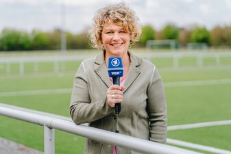 Julia Metzner, Hörfunkreporterin der ARD für das WM-Endspiel. Julia Metzner, Hörfunkreporterin der ARD für das WM-Endspiel.