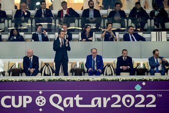 Frankreichs Präsident Emmanuel Macron (2.v.l.) wird auch zum WM-Finale nach Katar reisen. Frankreichs Präsident Emmanuel Macron (2.v.l.) wird auch zum WM-Finale nach Katar reisen.