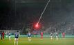 Ein Bengalo wird aus dem Frankfurter Fanblock auf das Spielfeld geworfen. Nun gibt es eine Strafe.