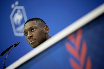 Frankreichs Randal Kolo Muani spricht während einer Pressekonferenz.