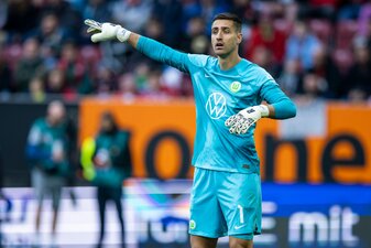 Wolfsburgs Torwart Koen Casteels gibt seinen Mitspielern Anweisungen. Wolfsburgs Torwart Koen Casteels gibt seinen Mitspielern Anweisungen.