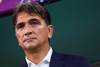 Kroatiens Trainer Zlatko Dalic steht während einer Partie in der Coaching Zone. Kroatiens Trainer Zlatko Dalic steht während einer Partie in der Coaching Zone.