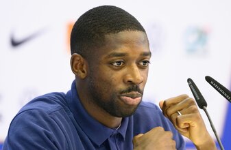 Frankreichs Ousmane Dembélé sitzt während einer Pressekonferenz auf dem Podium. Frankreichs Ousmane Dembélé sitzt während einer Pressekonferenz auf dem Podium.