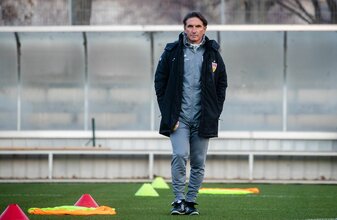 Stuttgarts neuer Trainer Bruno Labbadia auf dem Trainingsplatz. Stuttgarts neuer Trainer Bruno Labbadia auf dem Trainingsplatz.