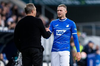Hoffenheims Trainer Andre Breitenreiter (l) und Jacob Bruun Larsen (r) bei einer Auswechslung. Hoffenheims Trainer Andre Breitenreiter (l) und Jacob Bruun Larsen (r) bei einer Auswechslung.