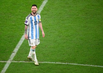 Argentiniens Lionel Messi lacht nach dem Sieg gegen Kroatien bei der WM in Katar. Argentiniens Lionel Messi lacht nach dem Sieg gegen Kroatien bei der WM in Katar.