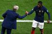 Frankreichs Trainer Didier Deschamps gratuliert Ousmane Dembélé.