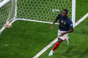 Erzielte den Treffer zum 2:0 im WM-Halbfinale gegen Marokko: Frankreichs Randal Kolo Muani. Erzielte den Treffer zum 2:0 im WM-Halbfinale gegen Marokko: Frankreichs Randal Kolo Muani.