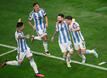 Argentiniens Julian Alvarez (r) jubelt nach einem Tor mit Lautaro Martínez (l-r), Nahuel Molina und Lionel Messi.