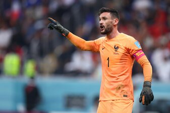 Frankreichs Torwart Hugo Lloris erteilt seinen Vorderleuten im Spiel Anweisungen. Frankreichs Torwart Hugo Lloris erteilt seinen Vorderleuten im Spiel Anweisungen.