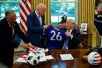 Carlos Cordeiro (l), Präsident des US-Fußballverbandes, und FIFA-Präsident Gianni Infantino (M) bei einem Termin beim damaligen US-Präsidenten Donald Trump. Carlos Cordeiro (l), Präsident des US-Fußballverbandes, und FIFA-Präsident Gianni Infantino (M) bei einem Termin beim damaligen US-Präsidenten Donald Trump.
