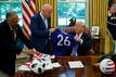 Carlos Cordeiro (l), Präsident des US-Fußballverbandes, und FIFA-Präsident Gianni Infantino (M) bei einem Termin beim damaligen US-Präsidenten Donald Trump.