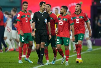 Schiedsrichter Abdulrahman Al Jassim zog sich das ein oder andere Mal den Ärger der marokkanischen Spieler zu. Schiedsrichter Abdulrahman Al Jassim zog sich das ein oder andere Mal den Ärger der marokkanischen Spieler zu.