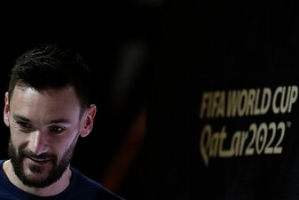 Frankreichs Torhüter Hugo Lloris kommt zur Pressekonferenz. Frankreichs Torhüter Hugo Lloris kommt zur Pressekonferenz.