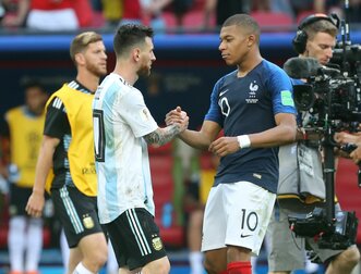 Lionel Messi (l) und Kylian Mbappe geben sich nach dem Spiel bei der WM 2018 die Hand. Lionel Messi (l) und Kylian Mbappe geben sich nach dem Spiel bei der WM 2018 die Hand.