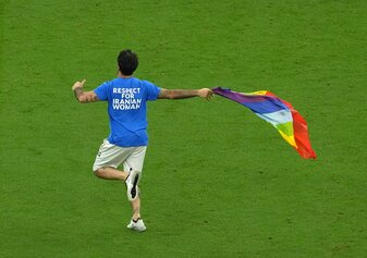 Ein Flitzer sorgte beim Spiel Portugal gegen Uruguay für Aufsehen. Ein Flitzer sorgte beim Spiel Portugal gegen Uruguay für Aufsehen.