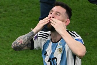 Lionel Messi ist nun auf einer Stufe mit Argentiniens Fußball-Idol Diego Maradona. Lionel Messi ist nun auf einer Stufe mit Argentiniens Fußball-Idol Diego Maradona.