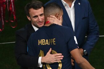 Frankreichs Präsident Emmanuel Macron tröstet Kylian Mbappé. Frankreichs Präsident Emmanuel Macron tröstet Kylian Mbappé.