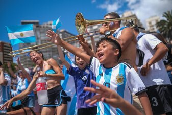 Argentinier feiern in Mar del Plata den Sieg ihrer Mannschaft. Argentinier feiern in Mar del Plata den Sieg ihrer Mannschaft.