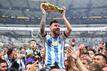 Argentiniens Lionel Messi lässt sich mit dem Weltmeisterpokal feiern.