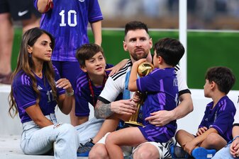 Argentiniens Lionel Messi sitzt mit seiner Familie auf der Bühne. Argentiniens Lionel Messi sitzt mit seiner Familie auf der Bühne.