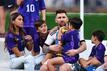 Argentiniens Lionel Messi sitzt mit seiner Familie auf der Bühne.