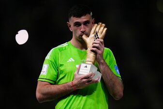 Argentiniens Torhüter Emiliano Martínez mit dem WM-Pokal. Argentiniens Torhüter Emiliano Martínez mit dem WM-Pokal.