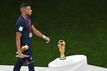 Muss an dem WM-Pokal vorbeigehen: Torschützenkönig Kylian Mbappe.