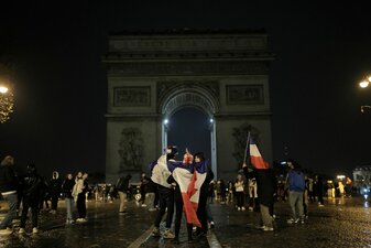 Französische Fans schlendern nach dem verlorenen WM-Endspiel über die Champs-Élysées. Französische Fans schlendern nach dem verlorenen WM-Endspiel über die Champs-Élysées.