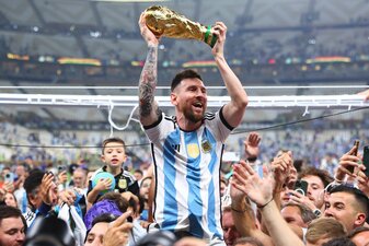 Argentiniens Lionel Messi lässt sich mit dem Weltmeisterpokal feiern. Argentiniens Lionel Messi lässt sich mit dem Weltmeisterpokal feiern.