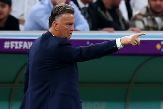 Das Team von Bondscoach Louis van Gaal hatte während der WM auch ein Trainingsspiel mit einigen Arbeitsmigranten ausgetragen. Das Team von Bondscoach Louis van Gaal hatte während der WM auch ein Trainingsspiel mit einigen Arbeitsmigranten ausgetragen.
