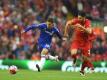 Chelseas Eden Hazard (l) setzte sich gegen Liverpools Emre Can durch. Foto: Peter Powell