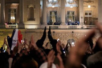 Fans applaudieren den Spielern der französischen Nationalmannschaft auf dem Balkon des Hotels Crillon in Paris. Fans applaudieren den Spielern der französischen Nationalmannschaft auf dem Balkon des Hotels Crillon in Paris.