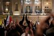 Fans applaudieren den Spielern der französischen Nationalmannschaft auf dem Balkon des Hotels Crillon in Paris.