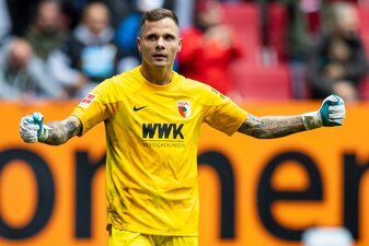 Augsburgs Torwart Rafal Gikiewicz jubelt nach einem Spiel. Augsburgs Torwart Rafal Gikiewicz jubelt nach einem Spiel.