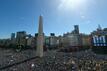 Hunderttausende Fans versammeln sich vor dem Obelisken-Denkmal in Buenos Aires.