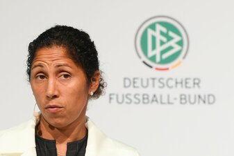 Steffi Jones bei einer Pressekonferenz des Deutschen Fußball-Bundes (DFB). Steffi Jones bei einer Pressekonferenz des Deutschen Fußball-Bundes (DFB).