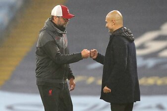 Treffen sich vor Weihnachten: Liverpool-Coach Jürgen Klopp (l) und ManCity-Trainer Pep Guardiola. Treffen sich vor Weihnachten: Liverpool-Coach Jürgen Klopp (l) und ManCity-Trainer Pep Guardiola.