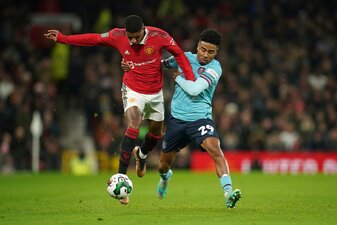 United-Torschütze Marcus Rashford (l) im Laufduell mit Ian Maatsen vom FC Burnley.