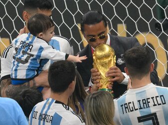 Nusret Gökçe, alias Salt Bae, küsst den WM-Pokal - dabei hätte er nicht auf dem Feld sein dürfen. Nusret Gökçe, alias Salt Bae, küsst den WM-Pokal - dabei hätte er nicht auf dem Feld sein dürfen.
