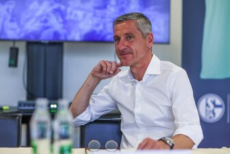 Bernd Schröder ist der Vorstandsvorsitzende des FC Schalke 04. Bernd Schröder ist der Vorstandsvorsitzende des FC Schalke 04.