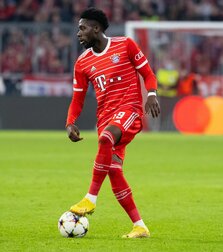 Alphonso Davies im Trikot des FC Bayern - wie lange noch? Alphonso Davies im Trikot des FC Bayern - wie lange noch?