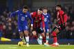 Chelseas Reece James (l) behauptet gegen Bournemouths Kieffer Moore (M) und Dominic Solanke den Ball.