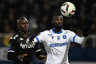 Auxerres M'Baye Niang (r) im Zweikampf mit Monacos Malang Sarr. Auxerres M'Baye Niang (r) im Zweikampf mit Monacos Malang Sarr.