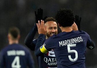 PSG-Torschütze Marquinhos (r) feiert mit Neymar nach seinem Führungstor. PSG-Torschütze Marquinhos (r) feiert mit Neymar nach seinem Führungstor.