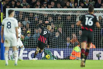 Stürmer-Star Erling Haaland (M) trifft zum 2:0 für Manchester City. Stürmer-Star Erling Haaland (M) trifft zum 2:0 für Manchester City.