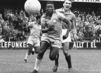 Schon im Alter von 17 Jahren gewann Pelé seine erste von insgesamt drei Weltmeisterschaften mit Brasilien. Schon im Alter von 17 Jahren gewann Pelé seine erste von insgesamt drei Weltmeisterschaften mit Brasilien.